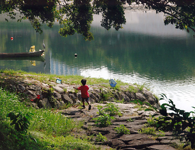 網を持った少年