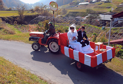オープンカーでパレード